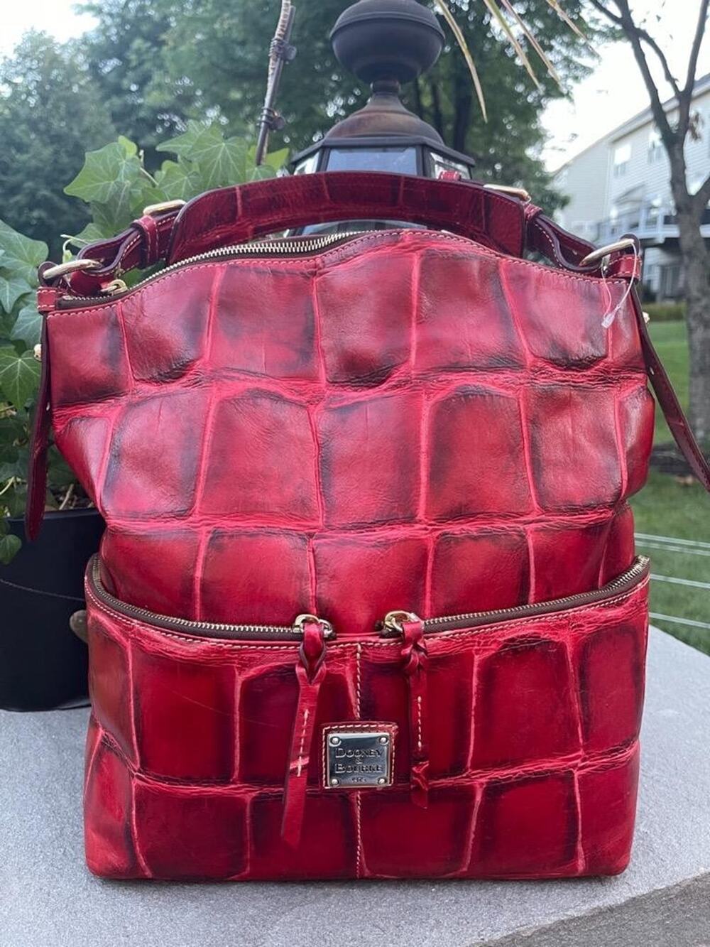 Dooney & Bourke Dillen Zipper Pocket Sac EMBOSSED red LEATHER (110